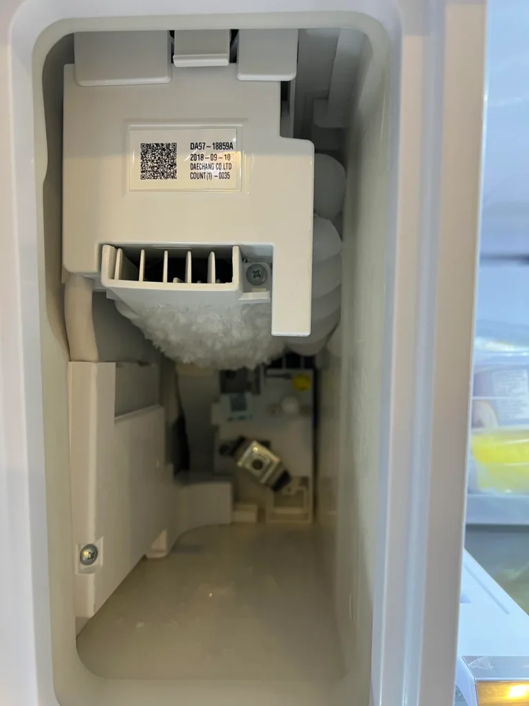 Samsung ice maker DA97-18059A with frost buildup — freeze-up pattern documented by Bozmanfix technician